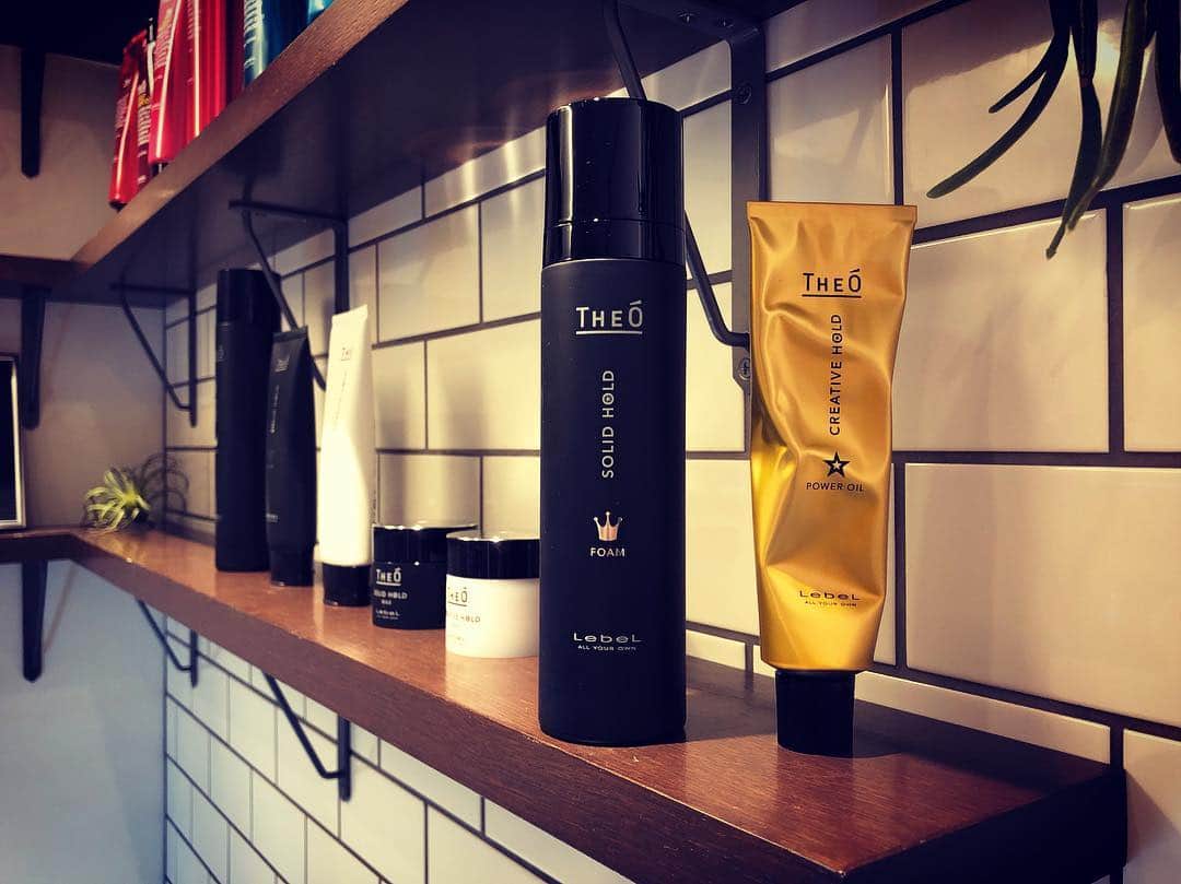 のインスタグラム：「新発売‼️ ♛THEO NEW STYLING ☆ 右:ジオ パワーオイル クリエイティブホールド 〈ヘアスタイリング〉 100g ¥1,800(税抜)  左:ジオ フォーム ソリッドホールド 〈ヘアスタイリング〉 200g ¥1,800(税別)  男のニーズに応える機能！ ❶スタイルを崩しにくくするフッ素コーティング ❷機能性香料:すでに付着している臭いを取り込み、爽やかな香りに変える ❸タバコ臭や排気ガスなどをブロック ❹悪臭化する前に、皮脂を吸着する ・ 【Campaign】 発売を記念して、プレゼント投稿キャンペーンを実施します☻ 詳しくは、プロフィールのハイライトをチェック☝︎ ・ #ジオ  #ジオ男子 #フォーム #パワーオイル  #プレゼント企画  #theo #ルベル #lebel #ジオスタイリング #メンズヘア #ヘアスタイル #スタイル #スタイリング剤 #メンズグルーミング #メンズケア #メンズ #menshair #mensfashion #メンズファッション #新発売 #新商品 #トレンド #タカラベルモント #takarabelmont #美容師 #理容師 #美容室 #理容室 #メンズ美容」
