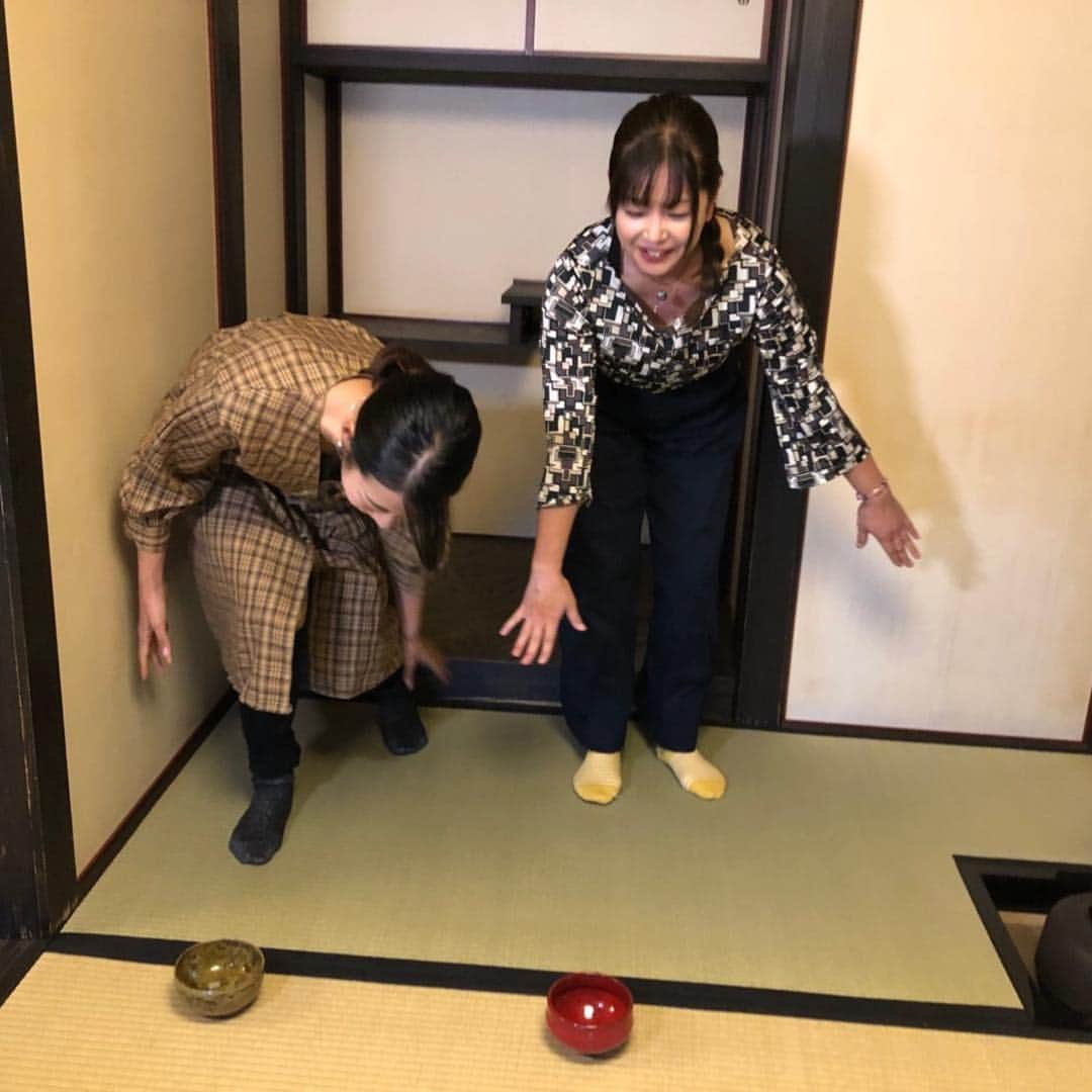 竹岡圭さんのインスタグラム写真 - (竹岡圭Instagram)「正座って左右の足の親指を重ねて、膝はこぶし1〜2つ開けて座ると痺れないんですって😲 正座する前に教えて欲しかったぁー😱」11月13日 9時52分 - kei_takeoka
