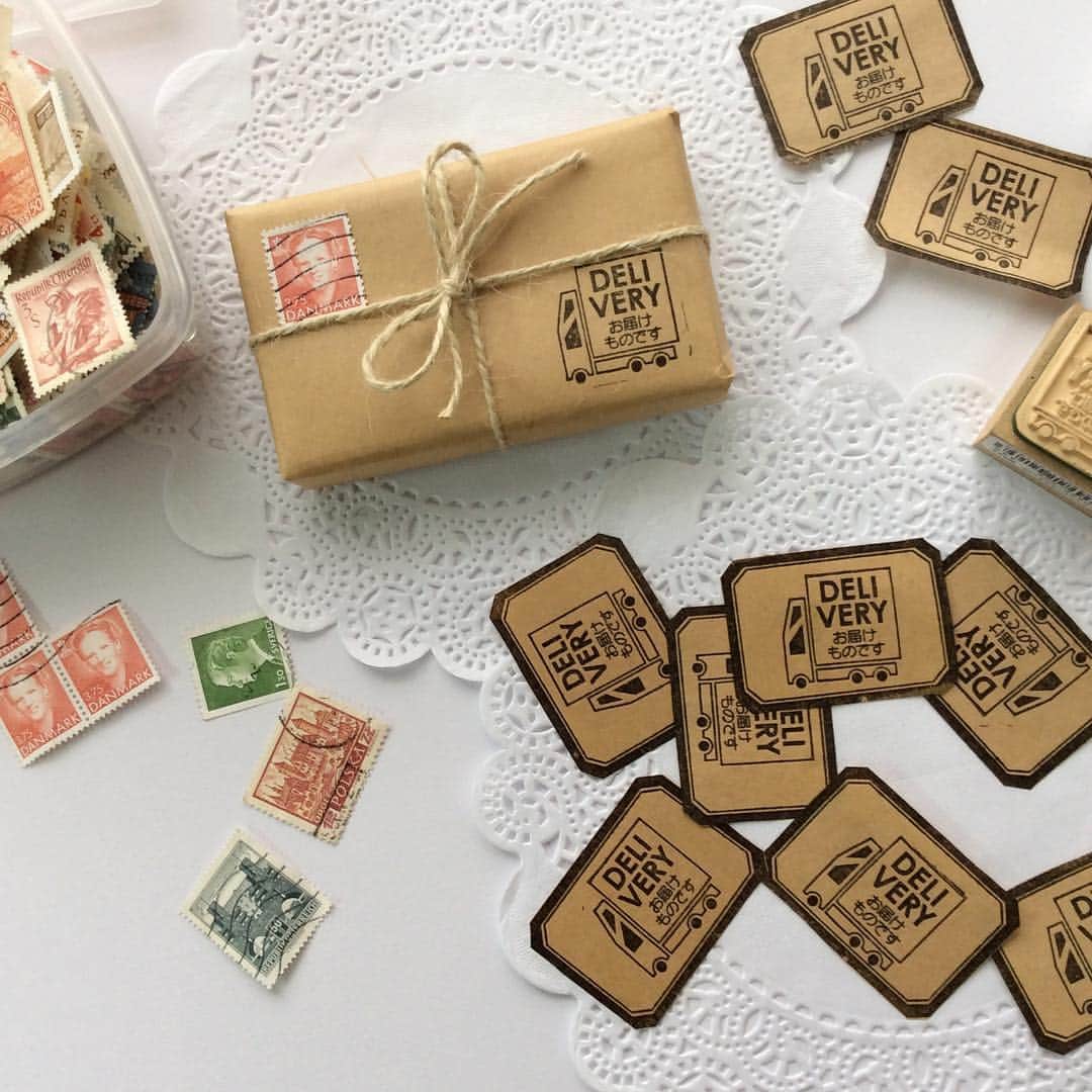Akikoのインスタグラム：「Making Delivery labels🎶  #craft#crafting#stamp#rubberstamp#label##deliverylabels#クラフト#ラベル#ラベル作り#お届けものラベル#お届けもの」