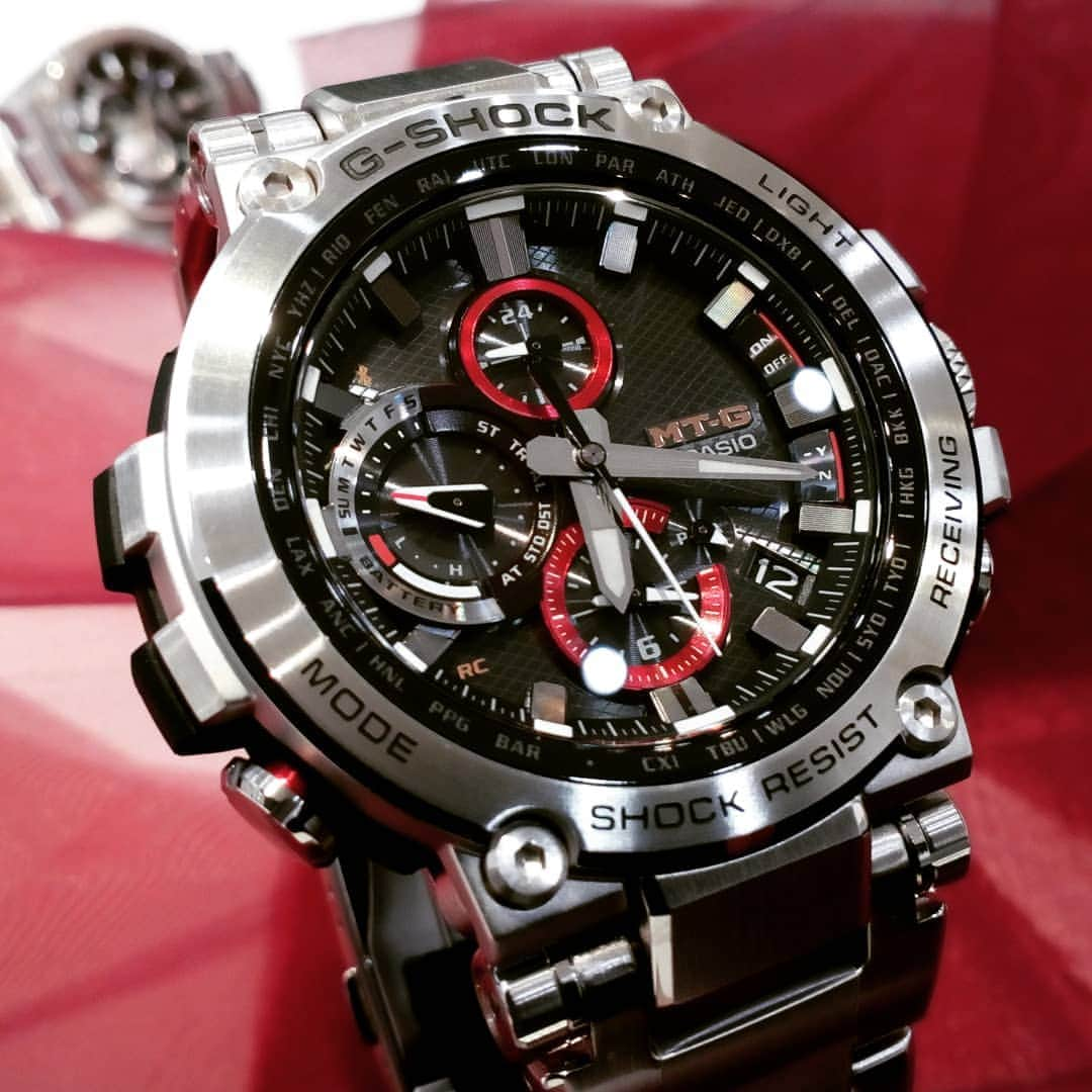 miyakoya_nagaokaさんのインスタグラム写真 - (miyakoya_nagaokaInstagram)「カシオ  G-SHOCK  MT-G  MTG-B1000D-1AJF ￥100,000(税別) 入荷しました✨ 画像からはわかり難いですが、ブレス内側が赤いんです😉 季節は冬に向かってまっしぐらですが、時計の内側から温かくなってくるような、そんな気分を味わえます👍たぶん笑 . #かしお#じーしょっく#腕時計#あか#温かい#みやこや#長岡駅前#専門店#オシャレ#腕時計好き#てもとくらぶ」11月13日 11時02分 - miyakoya_nagaoka