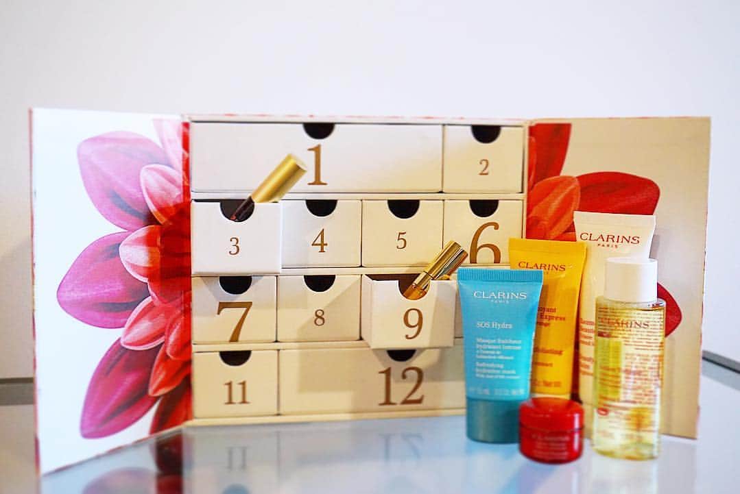花岡維生のインスタグラム：「Advent calender🎄🌟 今年はアドベントカレンダーを買ってみたいなぁと思って迷っていたのですが、たまたまお店で見ていた大好きなCLARINSがお得に購入出来たので即決でした🥰 ＊ 本来クリスマスまで一つずつ開けるのを楽しみにする物ですが、気になりすぎて全部開けました❤︎笑 でも、早く使いたい気持ちを抑えて、また戻してwクリスマスまでもう一回開ける時のワクワクを楽しみます☺️💝笑 #clarins  #クラランス #adventcalendar  #adventcalendar2018  #アドベントカレンダー #cosmetics  #コスメ #スキンケア #🎄 #クリスマスコフレ  #ホリデーコレクション #holidaycollection  #christmas」