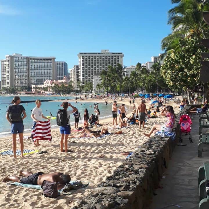 のインスタグラム：「✨ ワイキキビーチ🌊 浜辺のお散歩最高でした🙆🎵 . #waikiki#waikikibeach #hawaii#hawaiistagram #hawaii🌴 #女子旅#ハワイ旅行#ハワイ#beach#beach🌊 #travels #trip #retrip_hawaii#旅行#海外旅行」