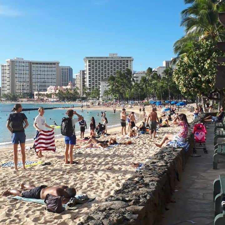 puni_punicoのインスタグラム：「✨ ワイキキビーチ🌊 浜辺のお散歩最高でした🙆🎵 . #waikiki#waikikibeach #hawaii#hawaiistagram #hawaii🌴 #女子旅#ハワイ旅行#ハワイ#beach#beach🌊 #travels #trip #retrip_hawaii#旅行#海外旅行」