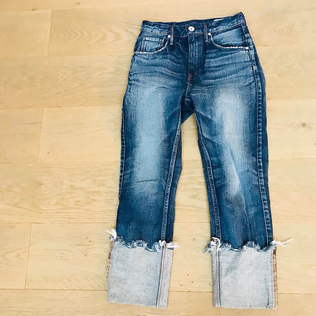のインスタグラム：「Naoko Okusa’s "HOW TO WEAR IT?" ﻿﻿ ﻿﻿ 〜 Featured denim in Nov.〜﻿﻿ ﻿﻿ ========================﻿ upper hights【THE ELENA】﻿﻿ ========================﻿ ﻿﻿ アッパーハイツのデニムには、﻿﻿ 1本1本ネームがつけられていることを﻿ ﻿知っていましたか？ ﻿﻿ ﻿﻿ 番号や記号ではなく、﻿﻿ 名前を呼ぶことで、﻿﻿ 何となく着こなしが浮かぶから不思議。﻿﻿ ﻿﻿ THE ELENAがこのデニムの名前。﻿﻿ ウエスト位置は少し高く、﻿﻿ 生地は少し硬め。﻿﻿ ﻿﻿ だから、着た時に男の子っぽい﻿﻿ シルエットを作ってくれる。﻿﻿ そしてもちろん、﻿﻿ 深く折り返した裾が、﻿﻿ ヤンチャで良い。﻿﻿ さらに、驚異の細見えも嬉しい♡ ﻿﻿ ﻿﻿ あえて、トゥが細く、﻿﻿ ヒールが華奢なパンプスや﻿﻿ バレエシューズと合わせたくなります。﻿﻿ ﻿﻿ by Naoko Okusa﻿﻿ ﻿﻿ ========================﻿ 👉﻿﻿ ［画像2番目］﻿﻿ THE ELENA / 187239-DUD﻿﻿ col. DUSKY DESTROY﻿﻿ 25,000 yen + tax﻿﻿ ﻿﻿ ========================﻿ 👉﻿﻿ ［画像3番目］﻿﻿ THE ELENA / 187239-CLS col. CLEAR SKY  23,000 yen + tax﻿﻿ ﻿﻿ ========================﻿ *身長、カラー別の着用イメージ﻿ になります。﻿ ぜひご参考にされてみてください♪ 今月から、大草直子さんによる 着回し連載が新たにスタート！  シーズンの注目アイテムを ご紹介していきます。  どうぞお楽しみに✨ *火曜日 更新予定 . . #howtowearit #着回し#連載  @naokookusa #大草直子 さん  @ayaco_suzu ﻿﻿ @upperhights @lucenti_official  #upperhights #denim #jeans #アッパーハイツ #デニム #ストレートデニム  #ロールアップ #デニムコーデ #身長162cm #身長152cm  #ootd #outfit #置き画 #lucenti #ルチェンティ #intheknowgl」