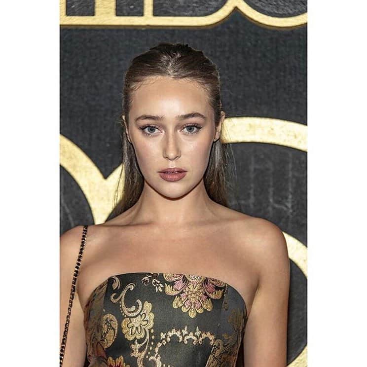 アリシア・デブナム・キャリーのインスタグラム：「👋🏼✨🌙」