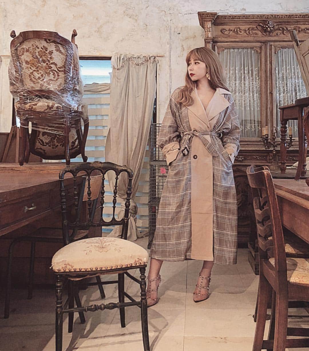 puinpiさんのインスタグラム写真 - (puinpiInstagram)「outer♡ ： glen checkのコートお気に入り♡ ： もうすぐPop up先行だったアイテムや、再販になるアイテムがたくさんあります♡ ： フレグランスやコート、スウェットも☺︎❤︎ ： 2018.11/17 PM20:30 発売♡ ： 詳しくはまた @puishop.official や私のストーリーチェックしてね♡ ： ： #Pui#Puishop#コート#グレンチェック#トレンチコート#アウター#アンティーク#アンティーク家具#ハイヒール#ヴァレンティノ#スタッズ#プイ」11月13日 12時43分 - puinpi