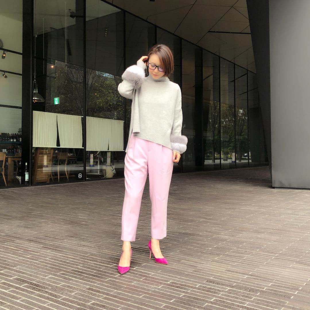 のインスタグラム：「打ち合わせ行ってきました😊 だんだん寒くなってきたから、 黒タイツのシーズンかも💦 足が寒かった😂  #秋コーデ #秋服コーデ #打ち合わせ #コートは早い #でも寒かった #gracecontinental #グレースコンチネンタル #大好きなブランド #洋服好き #洋服好きな人と繋がりたい #黒タイツ #そろそろかな」