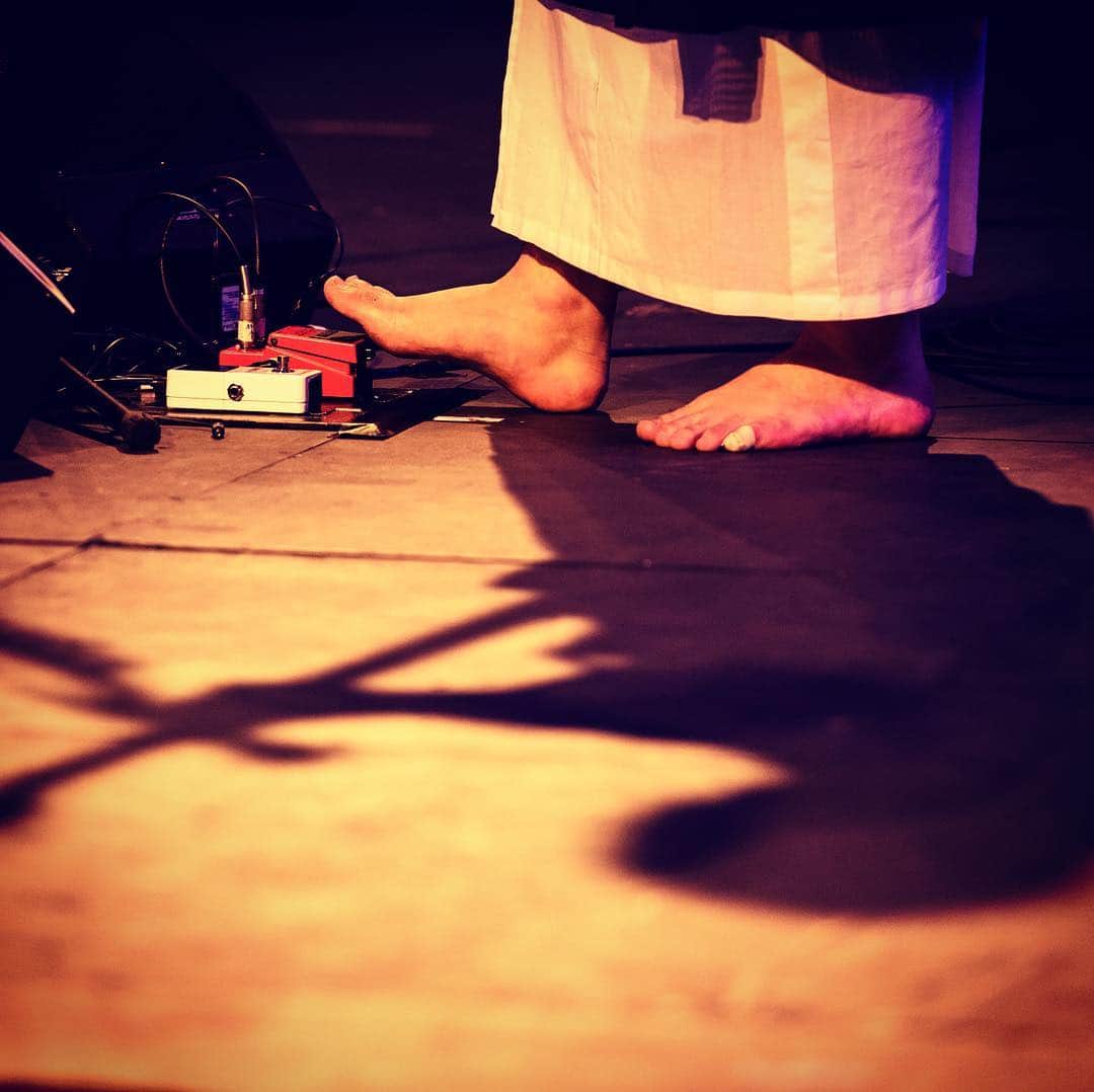 人間椅子さんのインスタグラム写真 - (人間椅子Instagram)「鈴木の足下🦶🦶 #bassist #袈裟 #ライブフォト #ベーシスト #裸足 #barefoot」11月13日 22時38分 - ningen_isu