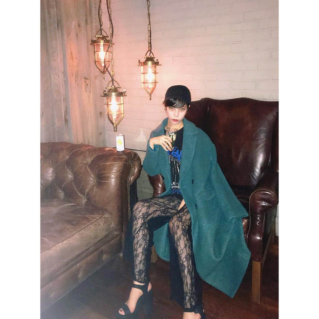 中川ジュリアのインスタグラム：「Blue Noteに RAIZINのnew炭酸飲料のパーティーで！大人な味わいと佐藤おおきさんプロデュースのグラスも多角形で綺麗🌹 寒かったから @murua_official のコート着れた〜あったかい😚 #RAIZIN #RAIZINCLEAR #PR #murua #murua2018autumn #murua2018winter #murua_snap #outer #coat #krisssoonik」