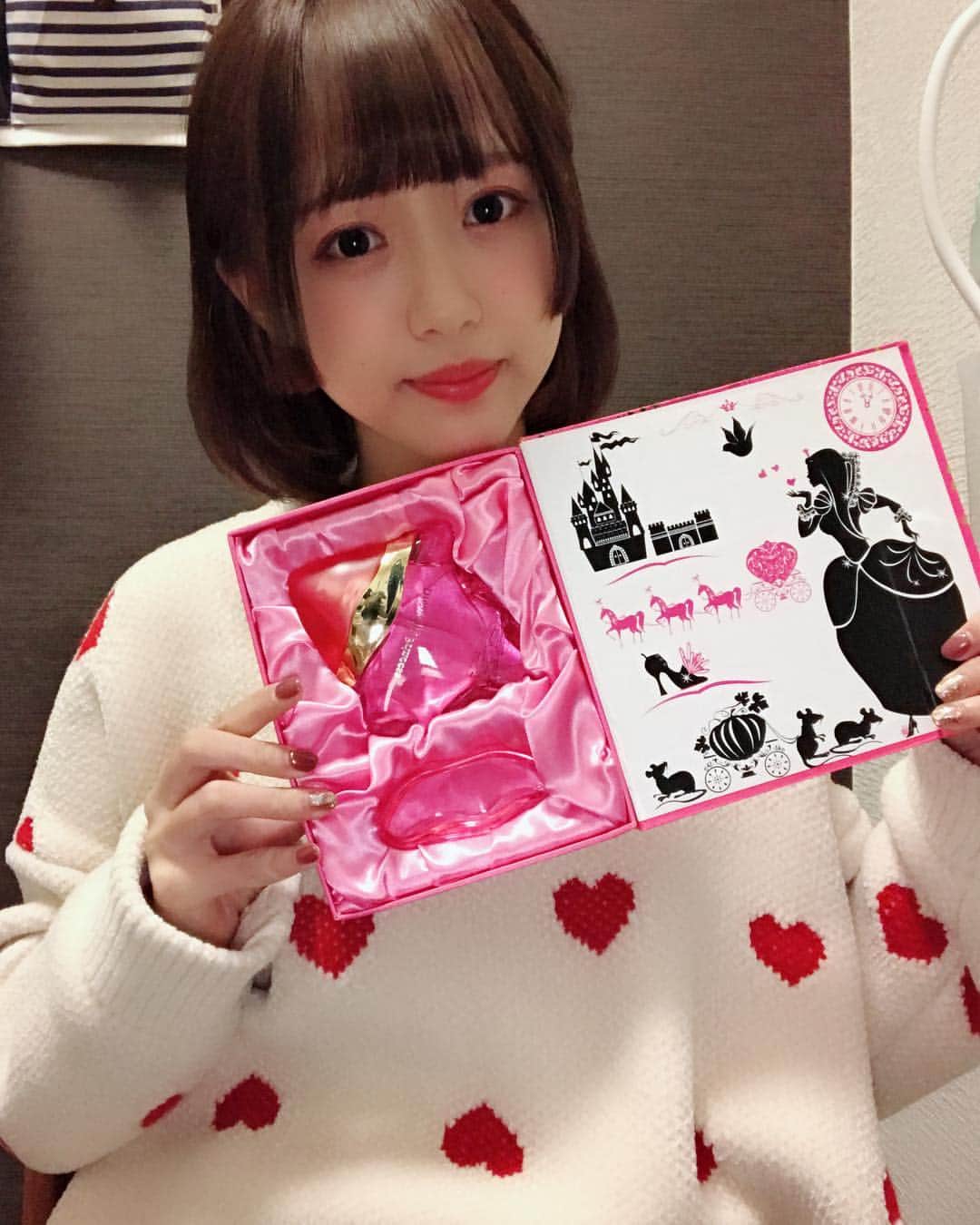 謝梦頔のインスタグラム：「ドリーミングプリンス様より香水を頂きました❤️ 香水は私が大好きなピンクで、キラキラでとても可愛いです🌟  これを使って、女子力up up up～💐💕 #ドリーミングプリンス  #シンデレラ #香水 #女子力」