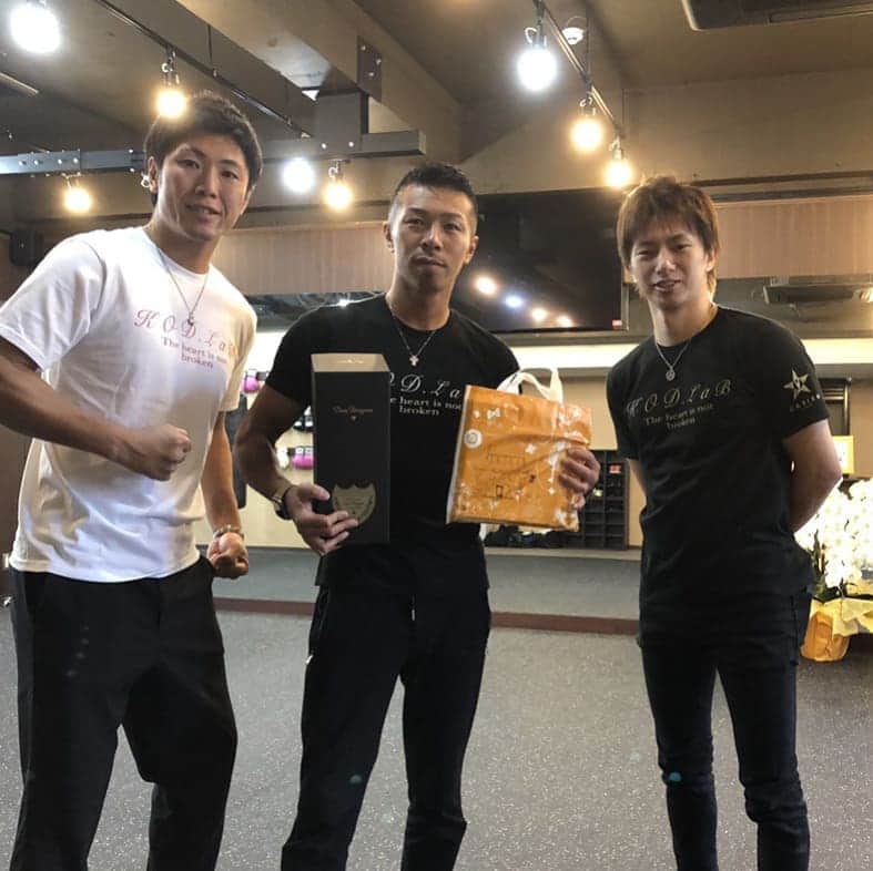 田口良一のインスタグラム：「内山さんの新しいジムに遊びに行ってきました！ こちらも凄く綺麗でした💡 オープンが楽しみだ！ #KODLAB #フィットネスジム #四谷三丁目駅 #ボクシング #11月下旬オープン予定 #久しぶりのサボテン #take1 #一発で出来た！笑 #内山高志 #柴田明雄 #田口良一」