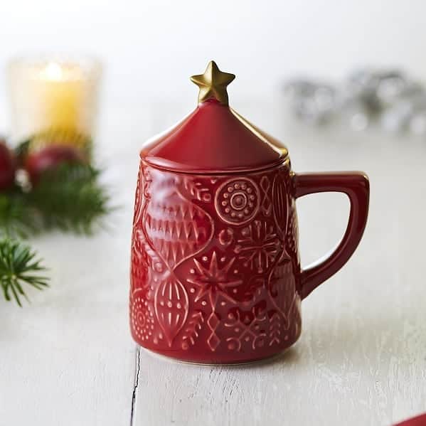 タリーズコーヒーさんのインスタグラム写真 - (タリーズコーヒーInstagram)「クリスマスツリーのような形と、鮮やかな赤色が印象的です✨🎄✨ 冬のコーヒータイムに、ちょっと嬉しい！蓋がついたタイプのマグカップです。自分用にもプレゼントにもおすすめ🎁☕ 【 オーナメントレリーフマグ 1600円  250ml 】 #タリーズ #クリスマスプレゼント #マグカップ #限定商品」11月13日 15時37分 - tullyscoffeejapan