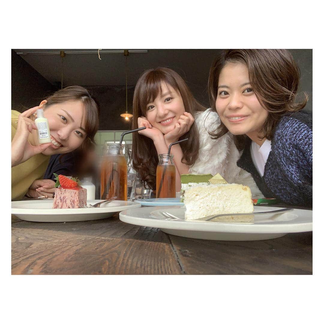 のインスタグラム：「・ 昨日のランチ🥣 ・ １０年来の親友達とともに過ごす時間は 極上の癒しなのです🕊 ・ 私が選んだグリーンカレーと、 チーズケーキは３人分！！🧀 ・ お味はもちろん、料理の盛り付け、 店内のインテリアも素敵でした🌿 ・ ・ ・ ・ #ランチ #カフェ #グリーンカレー #チーズケーキ #小菅晴香 #フリーアナウンサー #セントフォース #写真好き #写真好きな人と繋がりたい #ポートレート」