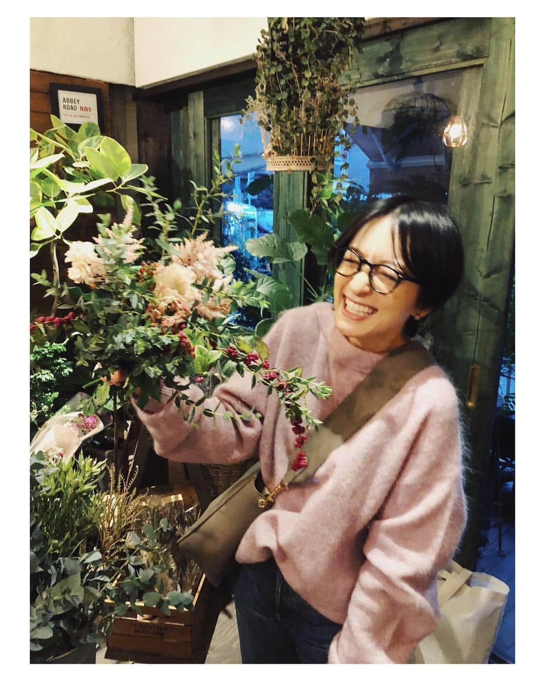 高山都さんのインスタグラム写真 - (高山都Instagram)「明後日の撮影用のお花を買いに来たら、自分の今日の格好と同じ色合わせになった。 ベビーピンクとルビー色。 ニットは去年から着てる @acnestudios の。 そっか、やっぱり気分って反映されるんだなー。 いつものお花屋さんがあるって、楽しくってなんだか落ち着く。(ここは音楽の話も沢山できるよ！バンド好きにはオススメ。) お店では、たくさん会話をするのがオススメです。 そうやってワタシは花のことを好きになっていった。」11月13日 17時03分 - miyare38