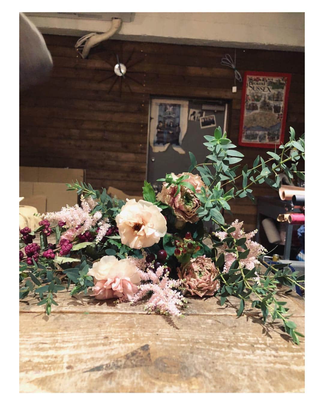 高山都さんのインスタグラム写真 - (高山都Instagram)「明後日の撮影用のお花を買いに来たら、自分の今日の格好と同じ色合わせになった。 ベビーピンクとルビー色。 ニットは去年から着てる @acnestudios の。 そっか、やっぱり気分って反映されるんだなー。 いつものお花屋さんがあるって、楽しくってなんだか落ち着く。(ここは音楽の話も沢山できるよ！バンド好きにはオススメ。) お店では、たくさん会話をするのがオススメです。 そうやってワタシは花のことを好きになっていった。」11月13日 17時03分 - miyare38