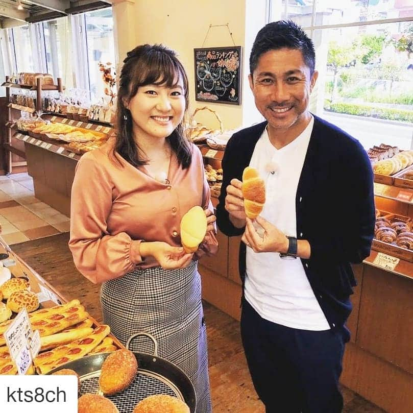 前園真聖さんのインスタグラム写真 - (前園真聖Instagram)「鹿児島の美味しいパン屋さん❗今夜8時からです❗❗鹿児島の皆さんお楽しみに👍#Repost @kts8ch (@get_repost) ・・・ 【前園真聖の鹿児島ぶらり　～口コミで巡る秋のパン屋さん～】 📺今夜８時放送‼️ . ＫＴＳが送るゴールデンタイム特番「前園真聖の鹿児島ぶらり」 今回は鹿児島のパン屋さんを大特集🥐🍞🥖 . 視聴者から「オススメのパン屋さん」を募集、 寄せられた100件を超える情報の中から選りすぐりの店を巡ります😋 前園真聖と庄村アナが行く先には、そのお店を推薦したご本人たちも登場‼️ ごひいきのお店とお気に入りのパンに対して熱く語ってくれました🎶 . 【伊敷ニュータウン】　しょっぱいと甘いが同居する絶妙なバランスの一品 【指宿】 季節の野菜や果物を使った贅沢な一品 【宇宿七丁目】 並んだ途端に売り切れる！毎日でも食べたい一品 【宇宿九丁目】 みんな大好き！あの具材が入った定番の一品 【広木】 まさかの再会！あのデパ地下を思い出す一品 【西田】 牛乳との相性が抜群！昔から愛される一品 【姶良】 深いお客様愛をカタチに！商品に常連さんの名前がついた一品 . その他にも絶品パンが盛りだくさん💞魅惑の人気商品を一挙ご紹介します😆 . https://www.kts-tv.co.jp/blog/tvinfo/55662/ . . #前園真聖 #庄村奈津美 #鹿児島テレビ #ktstv #前園真聖の鹿児島ぶらり #鹿児島ぶらり  #ベーカリー #パン屋さん #パン屋巡り #パン好き #パン特集 #姶良市パン屋 #鹿児島パン屋 #鹿児島  #kagoshima #伊敷ニュータウン #指宿 #宇宿 #広木 #西田町」11月13日 17時11分 - maezono_masakiyo