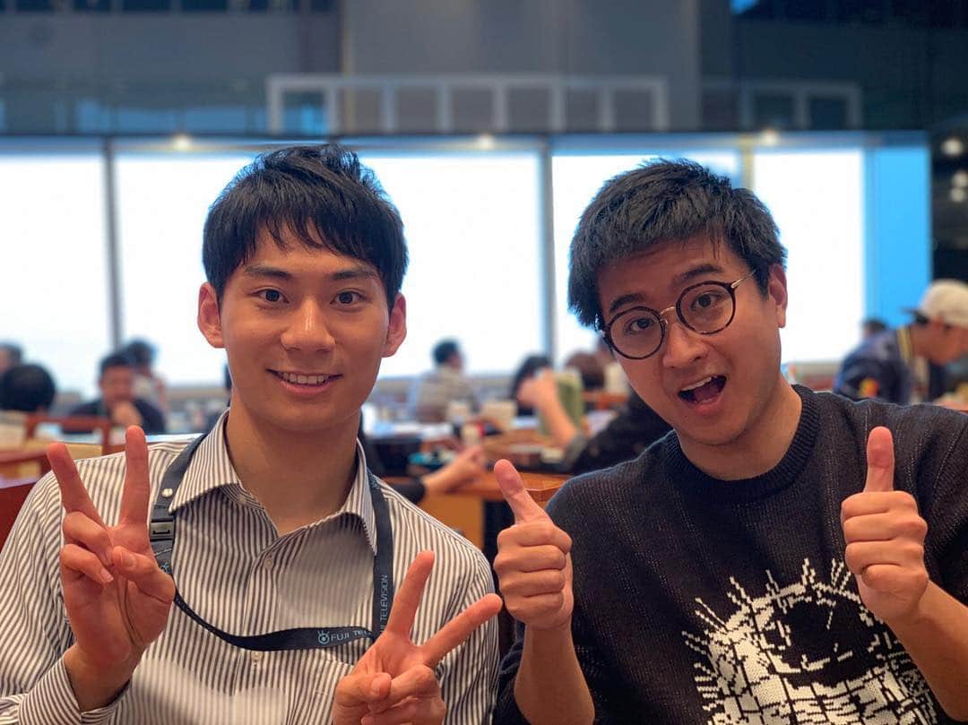 フジテレビアナウンサーのインスタグラム：「酒主です。 携帯を変えたので…試し撮り@社員食堂🍱 なんともフォトジェニックな後輩たちです😁  #藤井弘輝 #3年目 #今湊敬樹 #1年目 #社員食堂🍴 #男子ランチ  #酒主義久 #ぬしです #ちなみに7年目 #フジテレビアナウンサー」