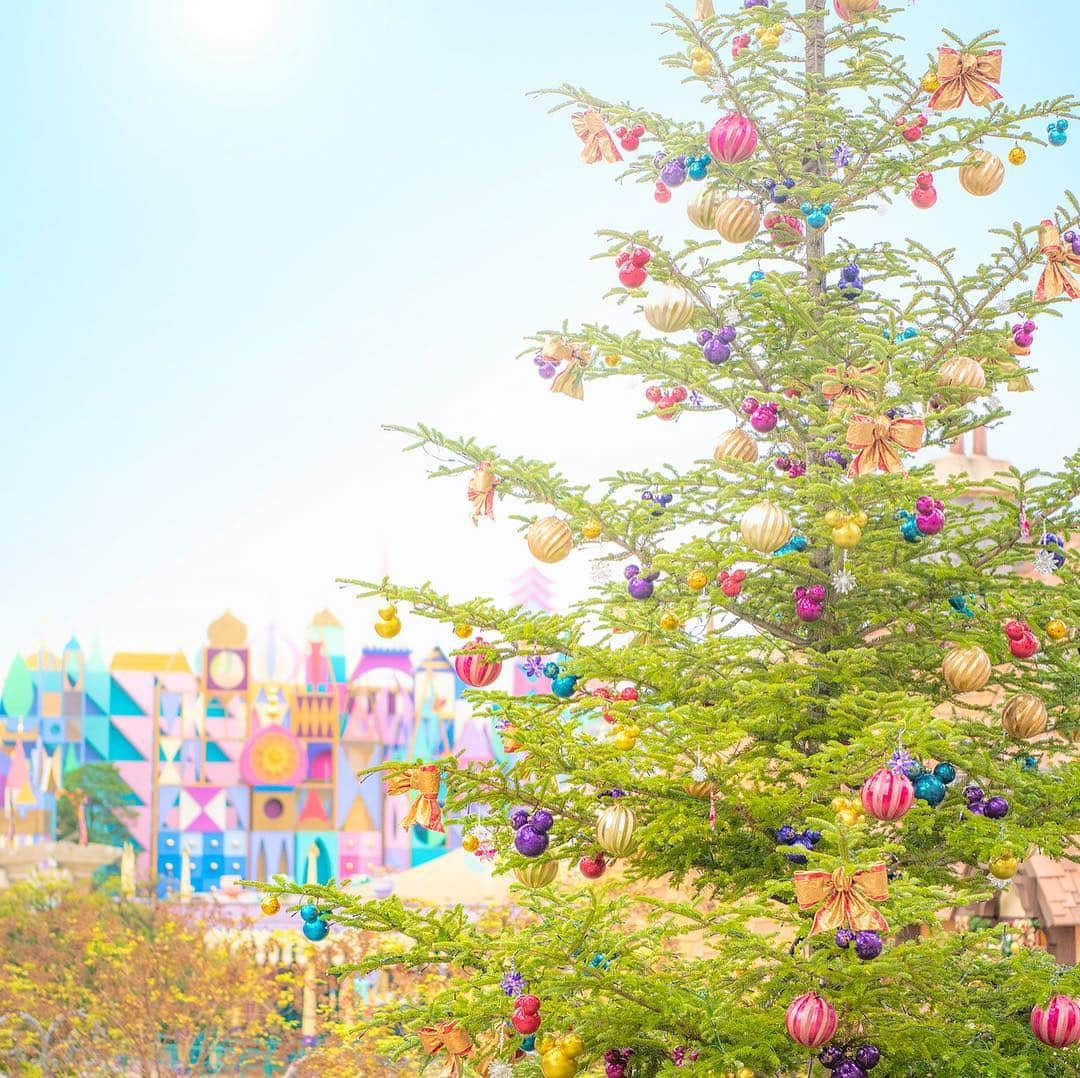 東京ディズニーリゾートさんのインスタグラム写真 - (東京ディズニーリゾートInstagram)「The Christmas tree comes to Fantasyland! ワクワクするのはクリスマスだから？ #disneychristmas #itsasmallworld #fantasyland #tokyodisneyland #tokyodisneyresort #christmastree #ディズニークリスマス #イッツアスモールワールド #ファンタジーランド #東京ディズニーランド #東京ディズニーリゾート #クリスマスツリー #冬晴れ #シンデレラ城裏」11月13日 17時43分 - tokyodisneyresort_official