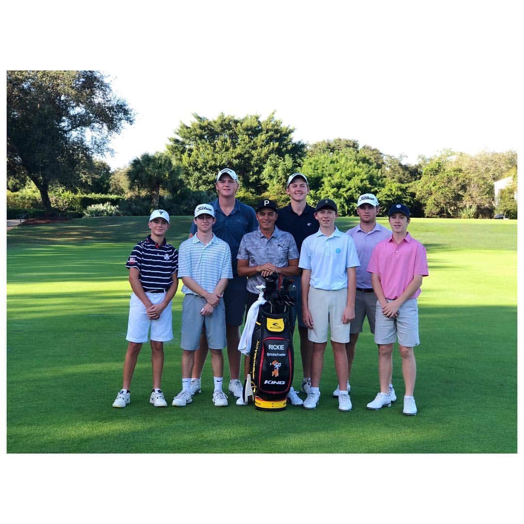 リッキー・ファウラーのインスタグラム：「It’s never too early to give back! Awesome to see these kids making a difference! Proud to help out with the @ajgagolf on hosting a great day at Medalist Golf Club #leadershiplinks link in bio for more info! #YesIKnowImNotThatTall 5’ 8” life👌」