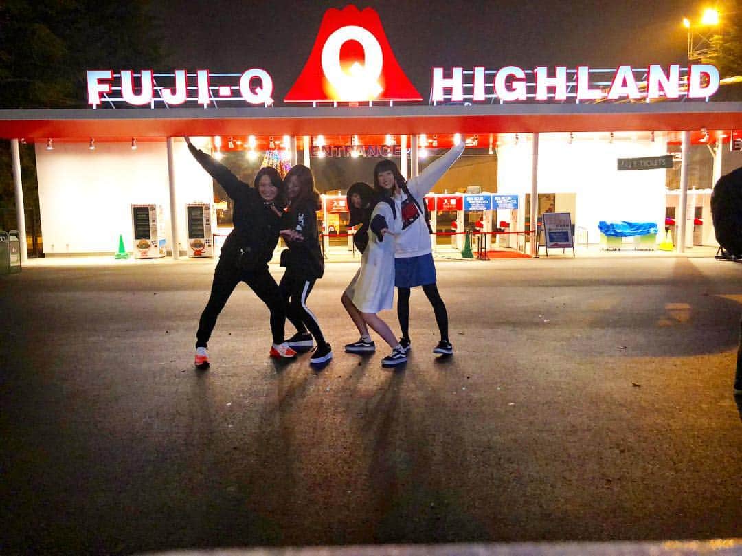 藤巻紗月のインスタグラム：「🍭👻💓👻🍭 毎年恒例富士急ハイランド！ 今年でもう8回目。 50回くらい目指そうね👵🏻 #富士急ハイランド #絶叫大好きな私たち」