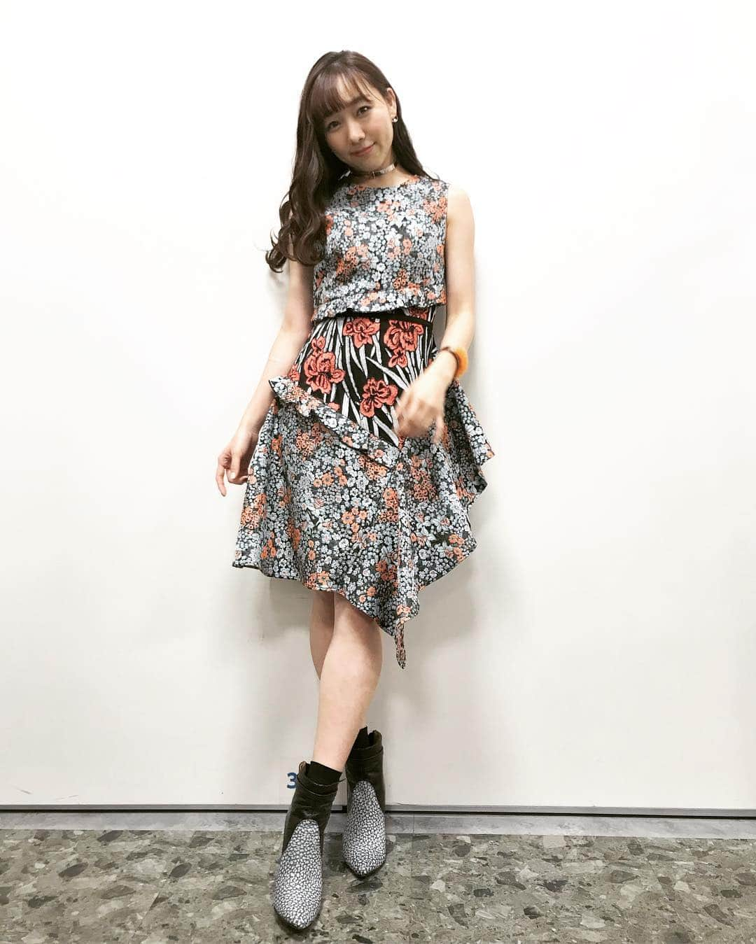 須田亜香里さんのインスタグラム写真 - (須田亜香里Instagram)「11月12日(月)★ @abematv ★ Abema TV【 #亀田家大復活の日 】生放送 初ボクシング生観戦。 とにかくかっこよくて感動。 ボクシングのイメージがガラリと変わりました。 リングに上がれるまでの道のりもとにかく過酷なボクシング。 一瞬一瞬にそこまでの努力と周りの人への愛の塊で溢れておりました。 観たらわかる！アーカイブでみて！  #ボクシング #後楽園ホール  #実は前回行ったのはプロレスラーとしてリングの上だったりする  #コーディネート  #素敵なドレス  #ブレスレット  #FENDI  #テンション上がった  @samukashiwagi さん  #いつもありがとうございます」11月13日 18時56分 - akarisuda