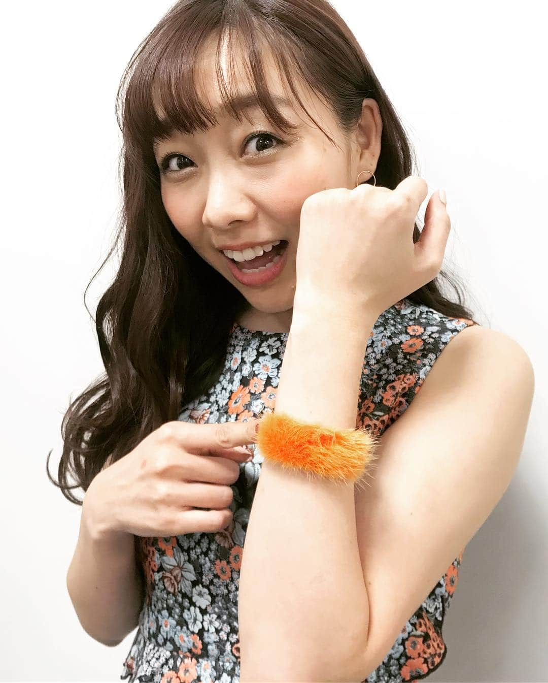 須田亜香里さんのインスタグラム写真 - (須田亜香里Instagram)「11月12日(月)★ @abematv ★ Abema TV【 #亀田家大復活の日 】生放送 初ボクシング生観戦。 とにかくかっこよくて感動。 ボクシングのイメージがガラリと変わりました。 リングに上がれるまでの道のりもとにかく過酷なボクシング。 一瞬一瞬にそこまでの努力と周りの人への愛の塊で溢れておりました。 観たらわかる！アーカイブでみて！  #ボクシング #後楽園ホール  #実は前回行ったのはプロレスラーとしてリングの上だったりする  #コーディネート  #素敵なドレス  #ブレスレット  #FENDI  #テンション上がった  @samukashiwagi さん  #いつもありがとうございます」11月13日 18時56分 - akarisuda