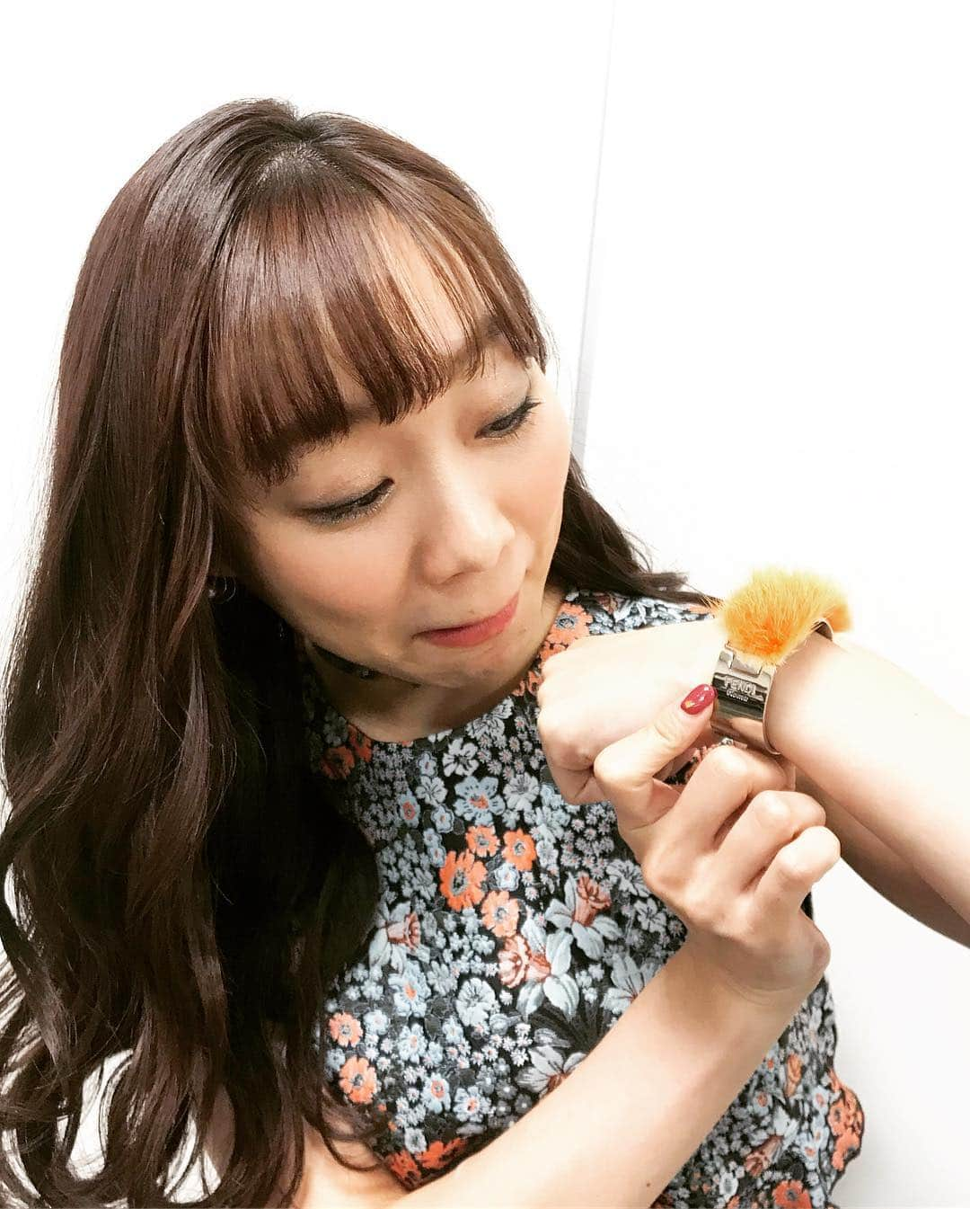 須田亜香里さんのインスタグラム写真 - (須田亜香里Instagram)「11月12日(月)★ @abematv ★ Abema TV【 #亀田家大復活の日 】生放送 初ボクシング生観戦。 とにかくかっこよくて感動。 ボクシングのイメージがガラリと変わりました。 リングに上がれるまでの道のりもとにかく過酷なボクシング。 一瞬一瞬にそこまでの努力と周りの人への愛の塊で溢れておりました。 観たらわかる！アーカイブでみて！  #ボクシング #後楽園ホール  #実は前回行ったのはプロレスラーとしてリングの上だったりする  #コーディネート  #素敵なドレス  #ブレスレット  #FENDI  #テンション上がった  @samukashiwagi さん  #いつもありがとうございます」11月13日 18時56分 - akarisuda