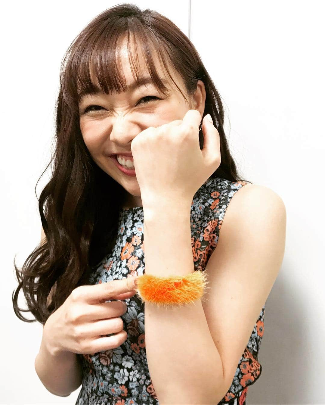 須田亜香里さんのインスタグラム写真 - (須田亜香里Instagram)「11月12日(月)★ @abematv ★ Abema TV【 #亀田家大復活の日 】生放送 初ボクシング生観戦。 とにかくかっこよくて感動。 ボクシングのイメージがガラリと変わりました。 リングに上がれるまでの道のりもとにかく過酷なボクシング。 一瞬一瞬にそこまでの努力と周りの人への愛の塊で溢れておりました。 観たらわかる！アーカイブでみて！  #ボクシング #後楽園ホール  #実は前回行ったのはプロレスラーとしてリングの上だったりする  #コーディネート  #素敵なドレス  #ブレスレット  #FENDI  #テンション上がった  @samukashiwagi さん  #いつもありがとうございます」11月13日 18時56分 - akarisuda