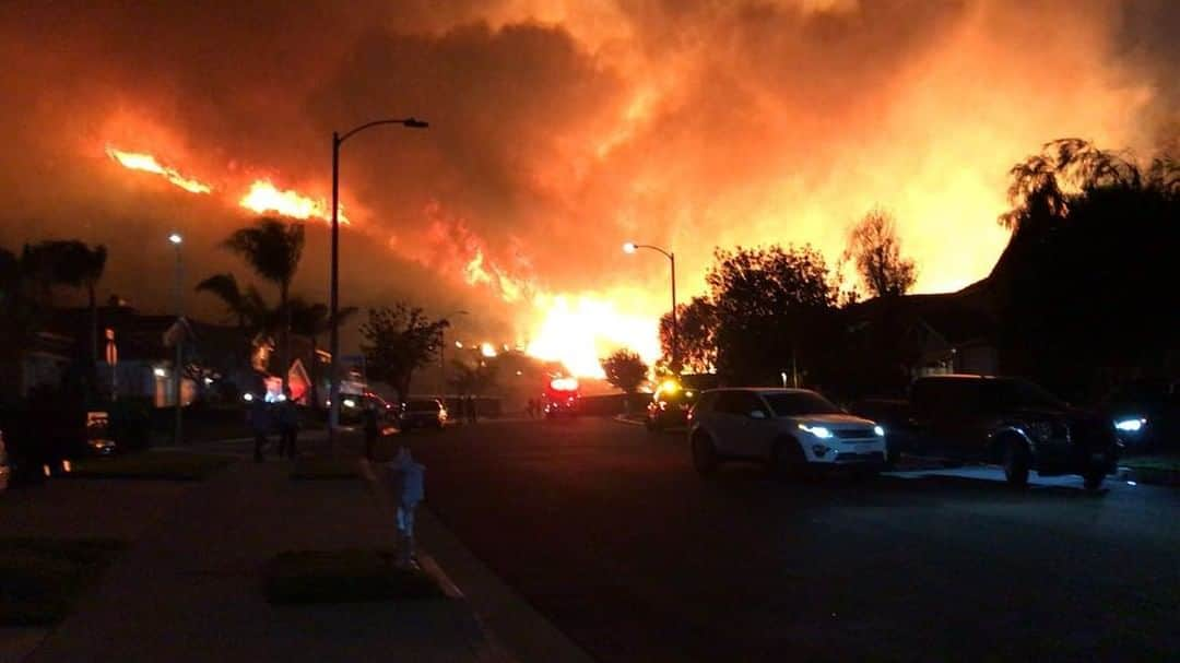 ダン・エストリンのインスタグラム：「This was my neighborhood Friday night. I never intended on staying. I’m glad i did though. The fire fighters & emergency response teams are fucking champs! I am so grateful! 💜The 2nd video is inside my backyard. #woolseyfire #yesishitmypants #rinconfire @rinconfiredept @scottjferguson @fruank @gabe_the_gr8 #CaptainJeffRobeck」