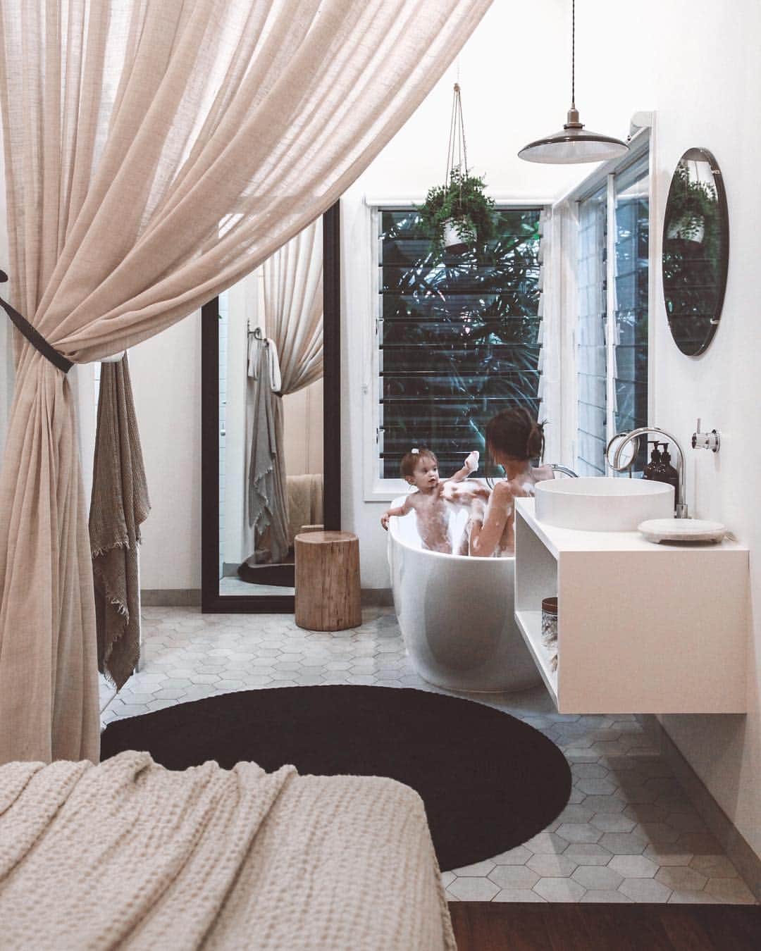 ジェシカ・スタインのインスタグラム：「How all rainy days should be spent; turning in to prunes together while learning everything there is to know about bubbles... especially eating them 🌿🐥🛁✨ @byron_beach_abodes」
