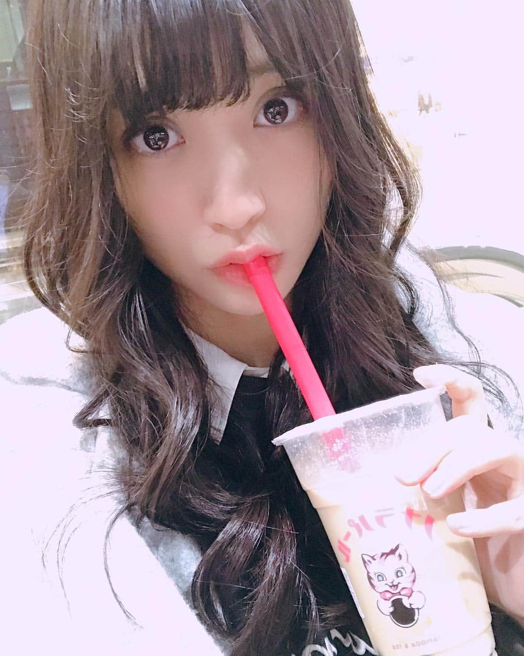 根岸愛のインスタグラム：「美容室(@threeharajuku)行って来た！髪良い感じやー。帰りにずっと行きたかったノナラパール来たよー🐈💕猫が可愛いのです🐈🐈 #タピオカ #ノナラパール #美容室 #tapioca」