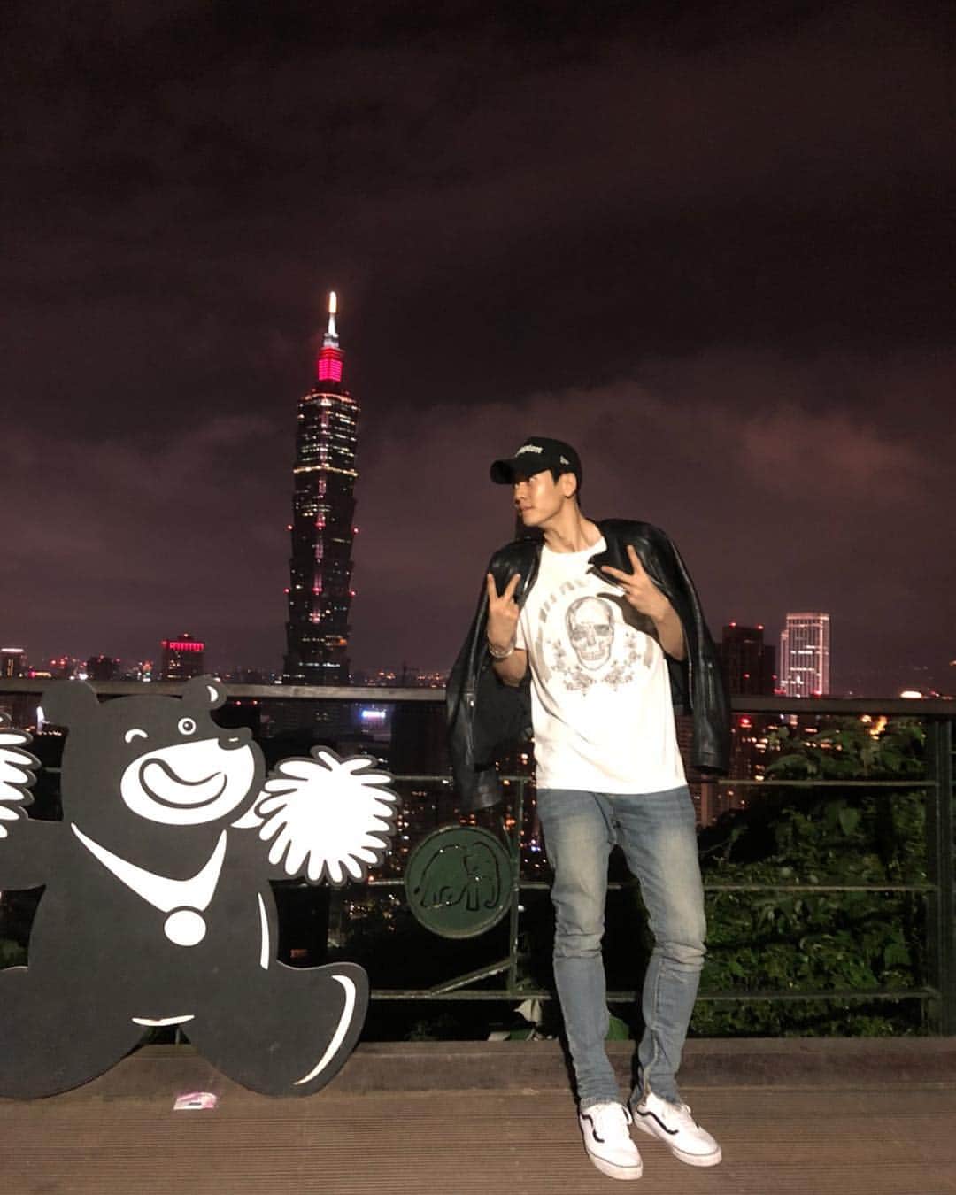 チョン・ウィチョルのインスタグラム：「#taiwan #taipei #101 #대만 #타이페이 🇹🇼 #ds2v #니벤스 #nivens  #dominansstravan」