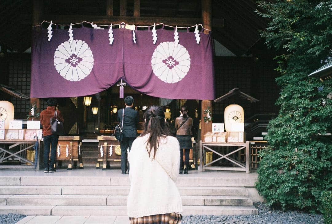 岡本夏美さんのインスタグラム写真 - (岡本夏美Instagram)「今日はお休みだったので 親友と、東京大神宮さんと、靖国神社さんへ お参りに行きました。 2人で良縁を御願いしましたっ。 ちなみにおみくじは小吉。 とにかく今は、頑張りなさい、とのこと。 親友は、 待ち人の、欄に、"来ず"と 書かれていてかわいそうでした、  楽しかったです🐑  #film #📸しんゆうかめら #natsufilm」11月13日 20時30分 - okamoto_natsumi