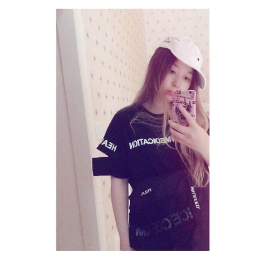 川瀬智子のインスタグラム：「fashionwalker 店の再入荷分のお知らせ遅くなりましたが始まってます😭  オープンスリーブ可愛いけどもう寒いかな？」