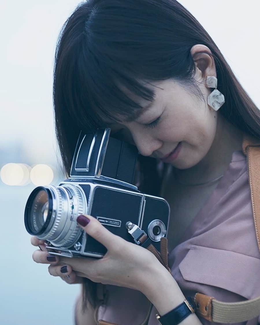 Naokoのインスタグラム：「IN HER LIFE.. @orbis_jp * * オルビスがリニューアルしてORBIS u が誕生しました。フォトグラファーとして母として女性として「IN HER LIFE」でインタビューを受けステキな動画に収めてもらいました。産後初めてのお仕事ということもあり改めて自分のことを見つめ直す機会にもなりました。プロフィール欄から見ていただけると嬉しいです！ . #ORBIS #オルビスユー #ここちを美しく #PR」