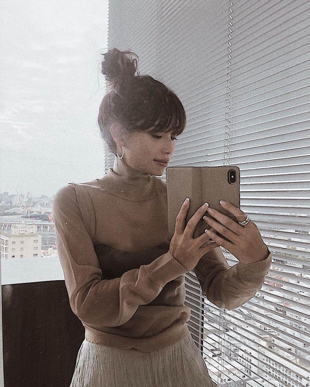 JUNNAのインスタグラム：「今日はこれからルミネで  @etretokyo christmas の準備作業🎄 🎅🎁 12月1日からブランド初のクリスマスイベントです❤️ #エトレアクセサリー ・ ・ ・ シアートップス/ #2019etress  #ワッシャーサテンマーメイドスカート 11月22日発売 ¥22,000+tax @etretokyo ・ ・ #atelieretre #junna #junna👠#etretokyo #ナチュラルリトルパールピアス #ナチュラルリトルパールリング#2018ETREaw」