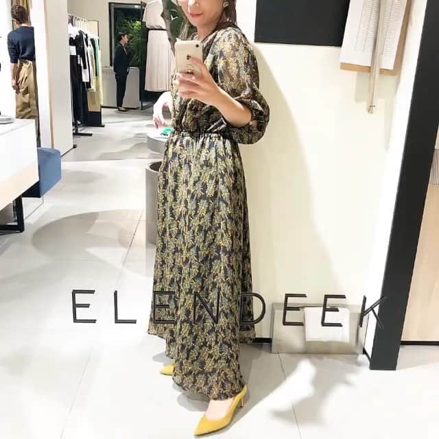 のインスタグラム：「🌼🌼🌼 @elendeek 2019 Spring Summer Exhibition ・ ・ 今日は、#elendeek #エレンディーク の 春夏展示会にもお伺いして来ました。 最初の写真で着ている小花柄ワンピに一目惚れ♡♡♡ 試着したらこれまた一層可愛くて、即決！ 途中の写真で着ている、プレスの方オススメの3wayで着れるというデニムスカートも可愛い過ぎました⑅◡̈* ・ ・ 他にもエレンディークらしい、 プリーツをポイント使いした可愛いアイテムにも やっぱり心惹かれる✨✨ 後ろがプリーツになっているリネンっぽい素材のスプリングコートや、変形プリーツのホワイトのスカートなどもオーダーしましたよ。 ・ ・ ほんと、どれもこれも素敵過ぎて 厳選するのに苦労しました♡ 届くのが楽しみだなぁ〜٩(ˊᗜˋ*)و ・ ・ ブログでは静止画で詳しくレポしているので、 宜しければご覧になってください。 ・ ・」