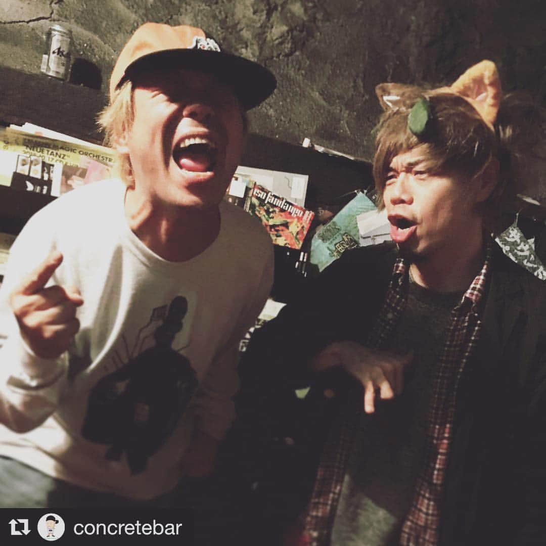 タクマ さんのインスタグラム写真 - (タクマ Instagram)「🎃 #Repost @concretebar with @get_repost #ハロウィン #ロットンナオキ @chairoy ・・・ 写真はあの日の1枚。 僕の高校生の時からお世話になってきた先輩は今も変わらずあの頃のまま！そんな写真。 その頃の先輩達に感じた事は間違っていなかったなぁ。感謝の出会いからBANDの世界、BARの世界、CLUBの世界、色々な夜を見続けてきて僕も20年。続ける事はとても難しいけど、続ける事で見える景色がありますね。17周年まであと少し。今夜もきっとコンクリートバーは変わらず響く夜になる事でしょう！！！ ➕concretebar➕ 📮604-8017 木屋町六角東側都会館1Ｆ奥 open 21:00〜08:00 happy hour 1drink ¥500(until00:00) ☎︎075-212-7970 2階御座敷有〼!!貸切party🆗 吞み放題コース有〼 居酒屋料理充実🏮 foods.cocktail.music.no charge!! #concretebar#コンクリートバー#都会館#元祖大四畳半大酒場ポン#木屋町ゴールデン酒場#忘年会#新年会#三次会#オリオン食堂#コンクリband#コンクリ17周年祭#切り札#ゲストバーテンダー」11月13日 21時41分 - takumamitamura