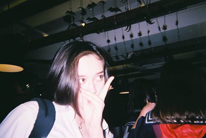 安里セーラのインスタグラム：「ハロウィンの日の写ルンです。 #ハロウィン #jk #ギャル #コギャル #ピース #ショートヘア #ハーフ#写ルンです #フィルムカメラ」