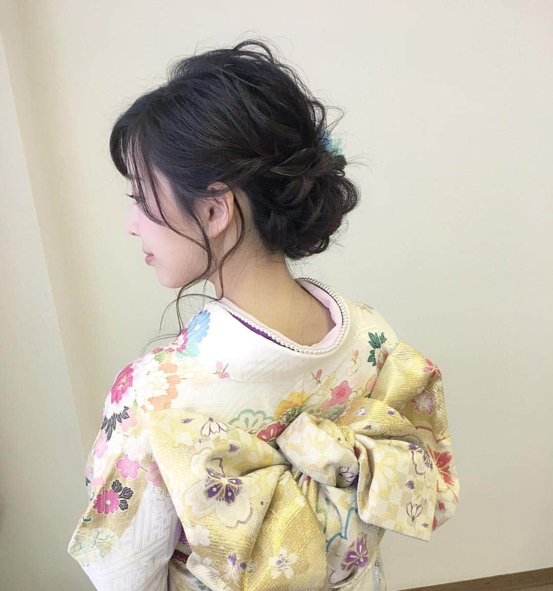 黒田詩織のインスタグラム：「・ 帯の結び方かわいい🌟 着付け教室行きたいな〜🙋🏻‍♀️ 自分ではなかなか着られない😓💞 ・ #振袖#着物#和装#振袖ヘア#振袖帯結び#和装ヘア#kimono#kyoto#ヘアセット#ヘアアレンジ#アップスタイル#結婚式お呼ばれ#サロンモデル#関西サロモ#ポートレート#シニオン#おだんごヘア#ゆるふわアレンジ」