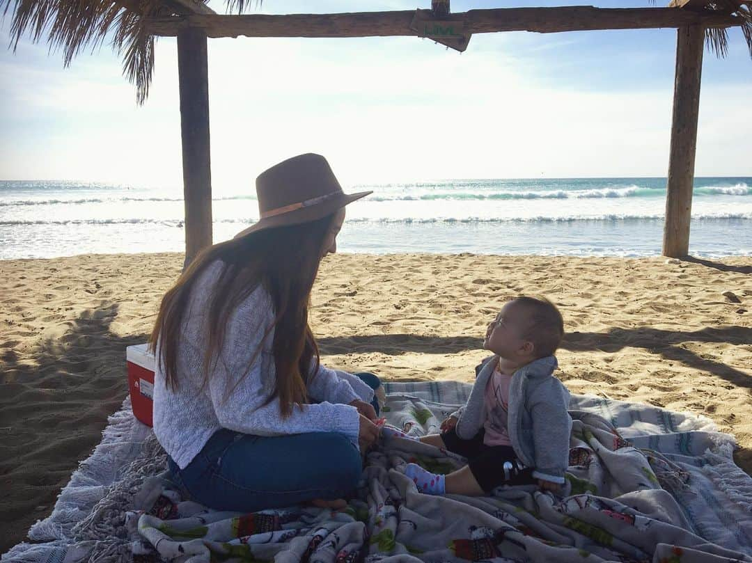 福島寿実子のインスタグラム：「今日はビーチでサーフィンしたりランチしたりのんびり出来た☺️🏖パパ出張お疲れ様💗 #california #beach #surfing #familyday #sanonofre #babygirl #9months #momlife #カリフォルニア #ベビーライフ #ビーチライフ #サーフィンライフ #生後9ヶ月 #ママリ #ベビフル #アメリカ出産 #アメリカ子育て」