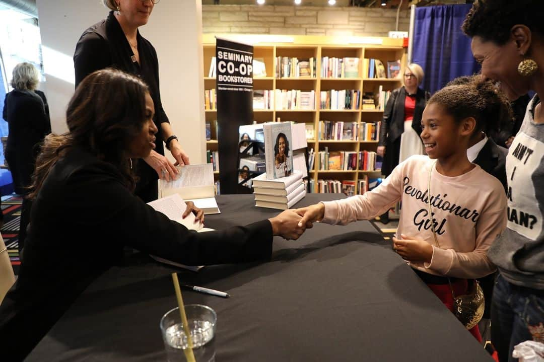 ミシェル・オバマさんのインスタグラム写真 - (ミシェル・オバマInstagram)「It seems like yesterday that @barackobama and I were taking our girls to @57thstreetbooks store. Today, I was there with a book of my own. Thanks to everyone who braved the cold and stopped by. #IAmBecoming」11月14日 8時50分 - michelleobama