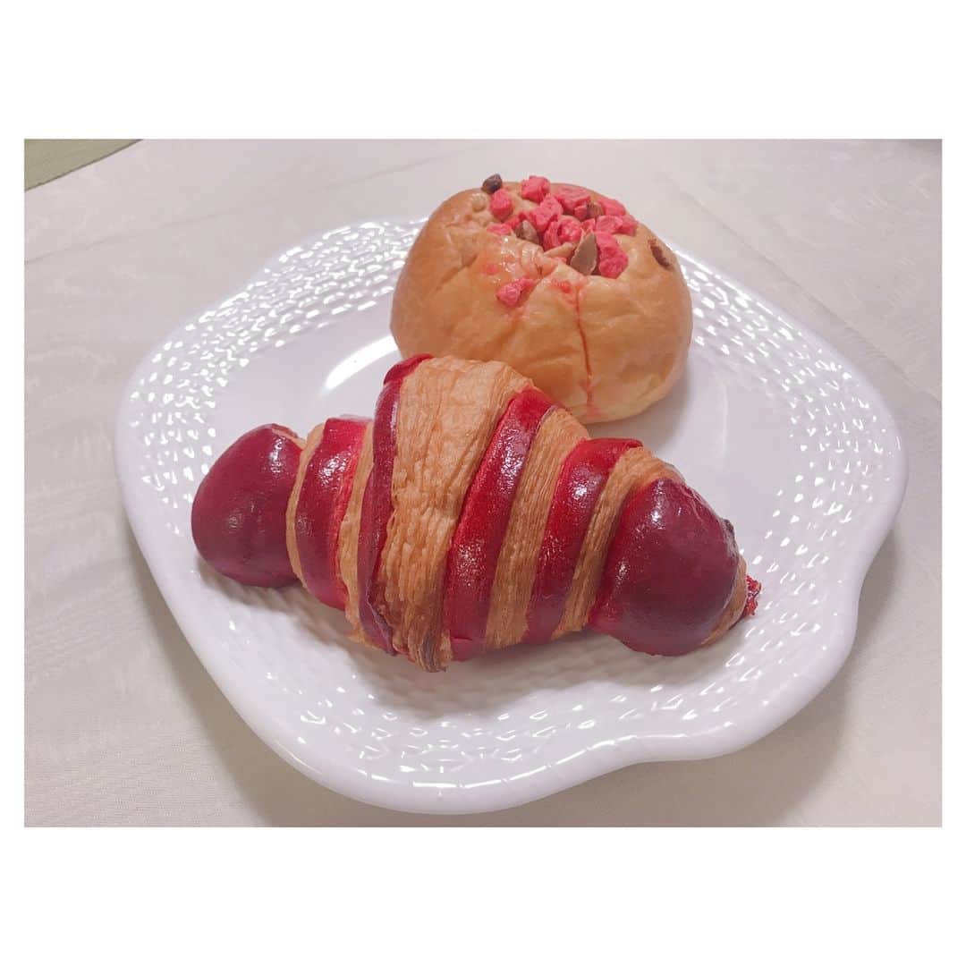 伊藤彩沙さんのインスタグラム写真 - (伊藤彩沙Instagram)「京都にできた、映えるパン屋さん。 お名前忘れました…そして食べてない…食べたかった…😢 見た目がかわいい。りんごみたい。 #パン屋 #映えるパン屋さん #なんで載せたんや #これはお家です #ママが買ってきてのを写真撮った #勘違いさせてすみません」11月14日 0時31分 - ayasacream