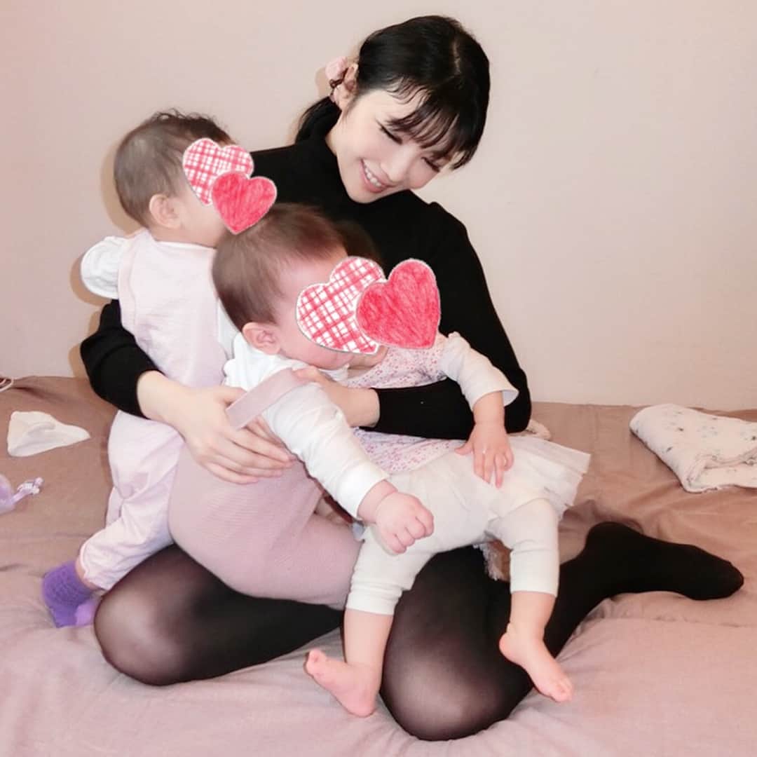 森下悠里さんのインスタグラム写真 - (森下悠里Instagram)「ベビーシッターみたい？👶🍼💕 - 他のベビー抱っこしてると娘が真剣な表情で なんだか一生懸命✨✨ ヤキモチ妬いてすっごい可愛かった💓 - #可愛い赤ちゃん #癒し #baby #babylove #babygirl #today」11月14日 2時09分 - yuurimorishita