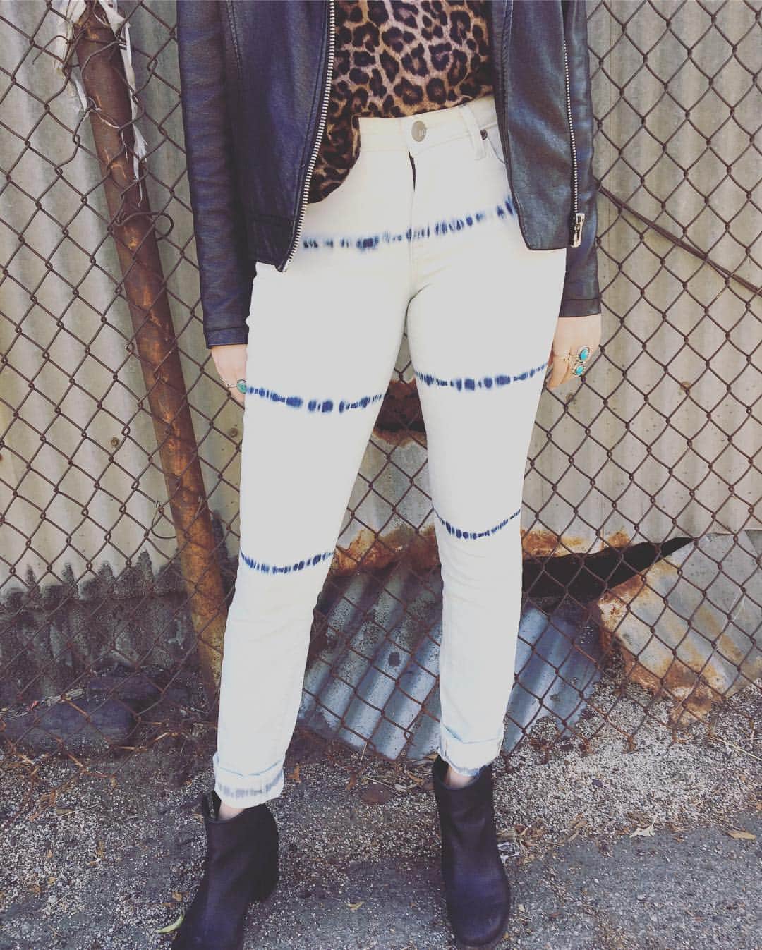 デニモクラシーのインスタグラム：「Who doesn’t love to mix and match prints? #tiedyetuesday」