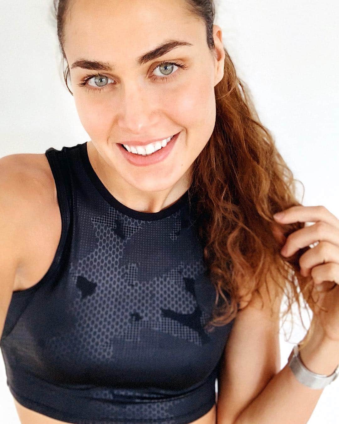 ズザンナ・ヤカボスのインスタグラム：「🧟‍♀️ #meaninglessselfie」