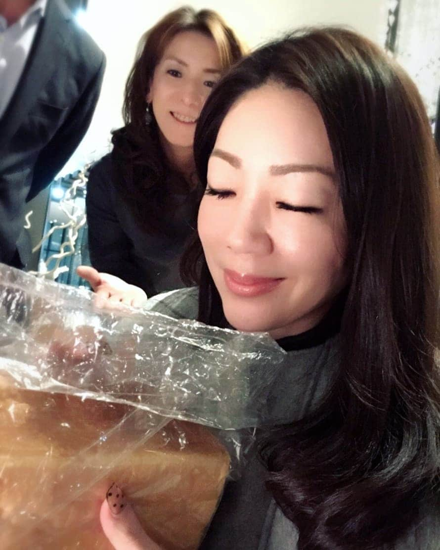 今堀恵理さんのインスタグラム写真 - (今堀恵理Instagram)「一番好きな食パンは、ぱん士郎の本食パン　@panshirou  11月14日(水)～19日(火) 阪急梅田本店9階催事  第７回阪急パンフェア🍞にて スタンダードな本食パンと 本食パン 「🍞玉ねぎ」を販売します。 コンラッド大阪にて玉ねぎパン試食会があり、参加して頂きました。一足先に食べさせて頂きましたよ✌。 いつもの好きな食パンベースに甘い玉ねぎがプラス。香りもたまらなーい😍 焼いたらもっと甘味が増してたまらなーい😍 今回の阪急パンフェアでしか買えません。 ずっと売って欲しいと願う  こちらは 阪急百貨店開店～閉店まで 時間制の数量限定で販売だそうです。朝、昼、夕方、夜、焼きたてが運ばれて来ますよ  新情報 帝塚山本店、豊中緑ｹ丘店 来年4月には東京港区 広尾店 外苑西通り沿いにもオープンするそうですよ。楽しみ  #高級食パン　#panshirou #パンマニア　#阪急パンフェア　#本食パン　#玉ねぎパン　#パン好きな人と繋がりたい　#ぱん好き #ぱん士郎」11月14日 7時07分 - eriimahori