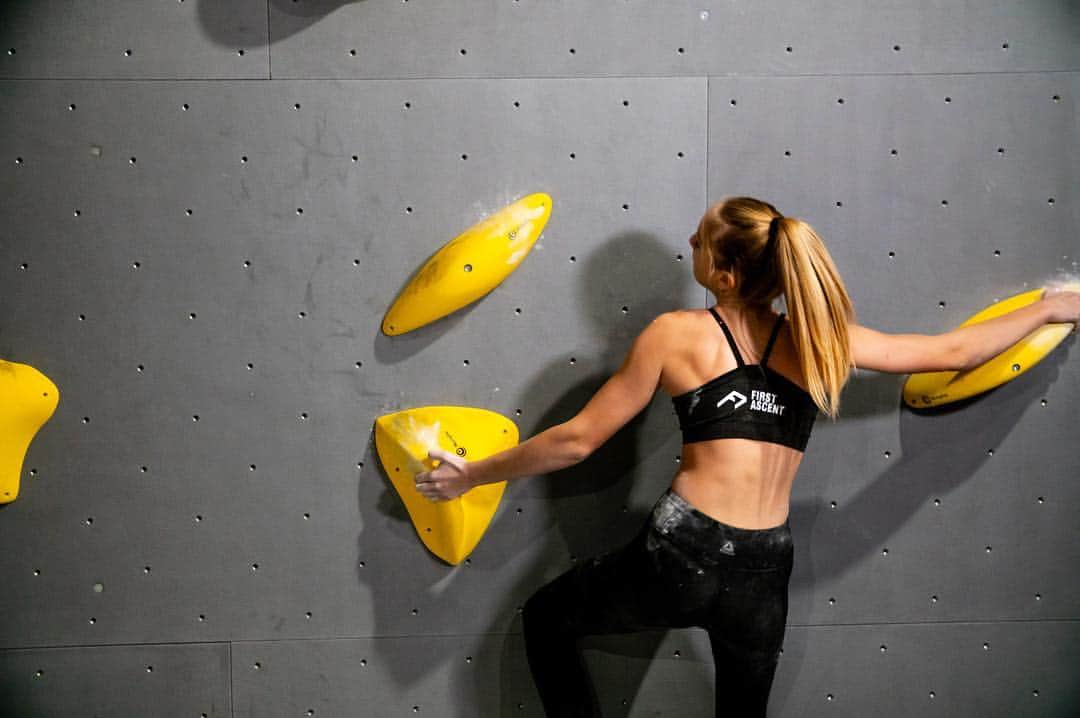 マヤ・ヴィドマーのインスタグラム：「@manca_trsan in action💪🏼💥😀 . 📸 @anclintadej  @fa_climb #FAteam」