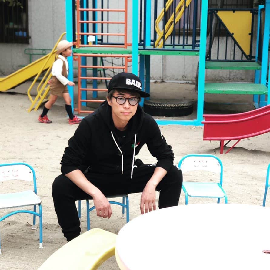 田村淳のインスタグラム：「幼稚園にお邪魔しました 園児たちの元気の良い声に パワーを感じました！  #似合わない場所 #BALR.」