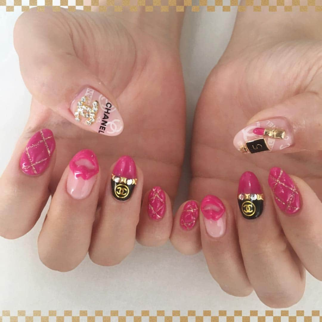 脇坂英理子のインスタグラム：「#冬ネイル 第1弾は #定番 の #シャネルネイル 💅🏼💕 #キルティングネイル と #リップスティックネイル #リップモチーフ と #ロゴ の組み合わせが #かわいすぎ 💓細かいとこまで本当によくできてるので #スワイプしてね 💋 #りこにゃん先生 #ネイリストさん天才 👏🏻✨ #私のネイルが世界一 ♔ #冬ネイル2018 #ネイルデザイン #ネイルアート #ブランドネイル #ジェルネイル #nailstagram #nail #footnail #handnail #nails #winternails #chanelnails #lipstick #rhinestones #pink #black #quiltingnail」